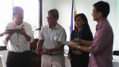 PITAHC Exec. Dir. Dr. Isidro Sia awards tokens and certificates of appreciation to the first batch of speakers.